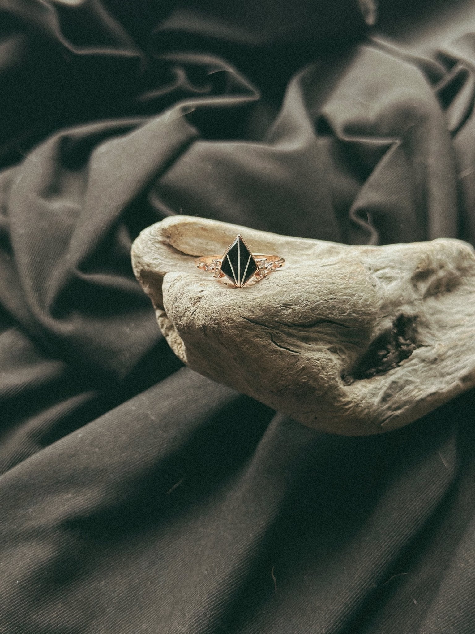 Kite Stone Pet Keepsake/Memorial Ring - Fallen Whiskers